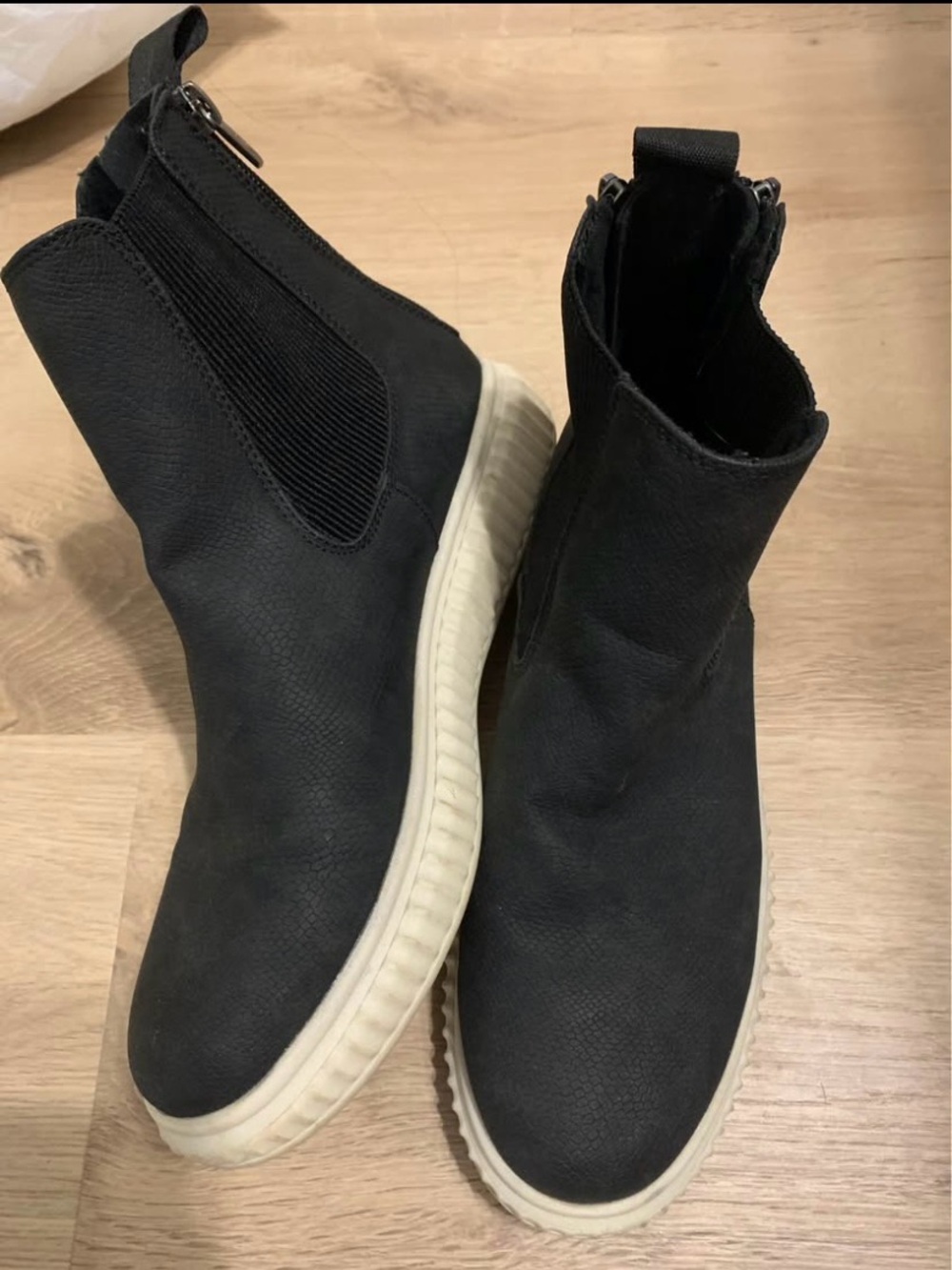 Source Unknown Black Chelsea-Style Ankle Boots with White Sole